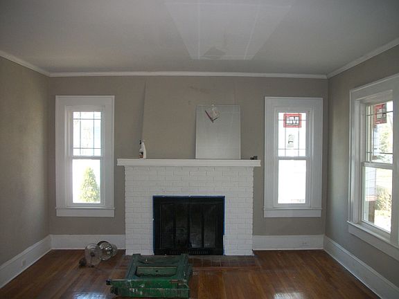Living room w/ fireplace