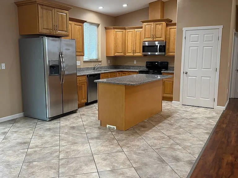 215 N Wellington St — Photo 4