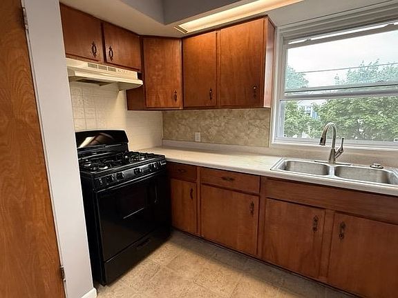 4th image of 522 Liberty St #2