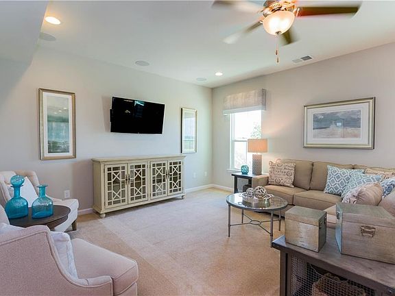 5th image of 305 Farmington Pl