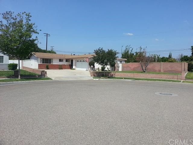 2nd image of 207 Thompson Ave