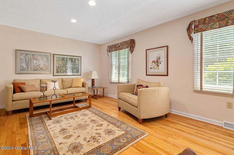 4th image of 9 Wedgewood Drive