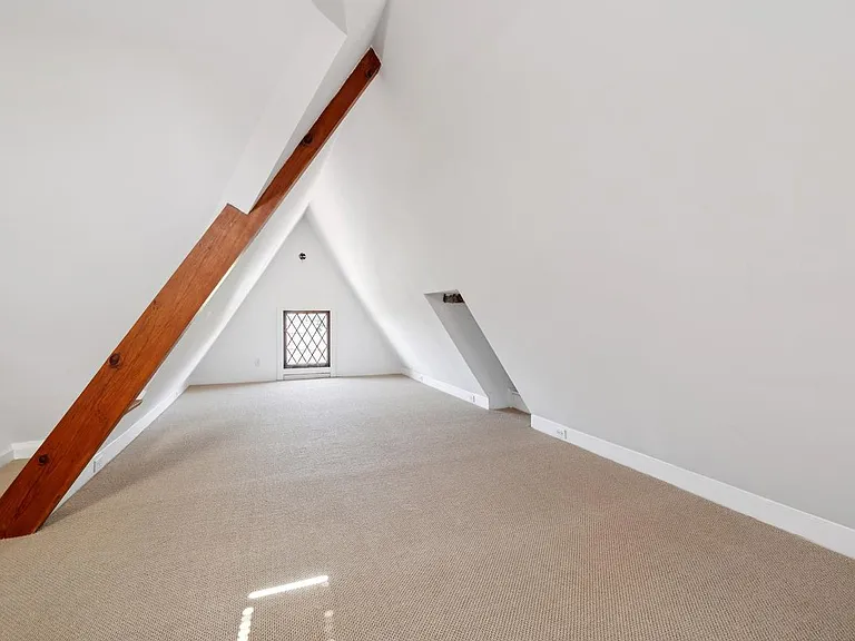 111 Windsor Ave — Photo 42