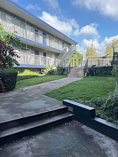 Capri Apartments — Photo 4