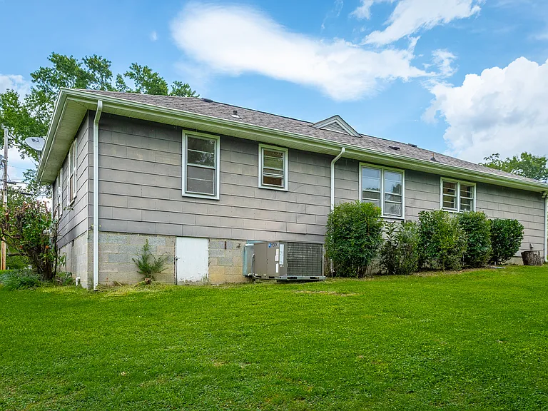 732 Munro Rd — Photo 3