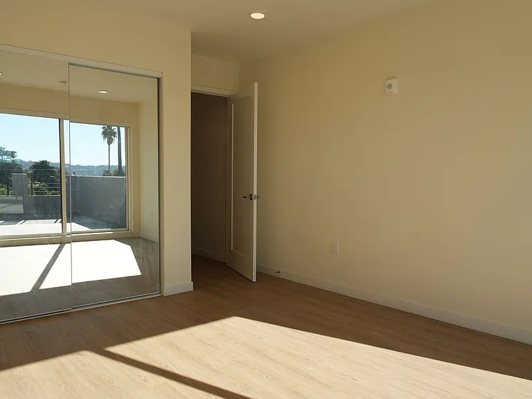 Brand New Luxury Homes! W/D, Balcony & Parking! — Photo 17