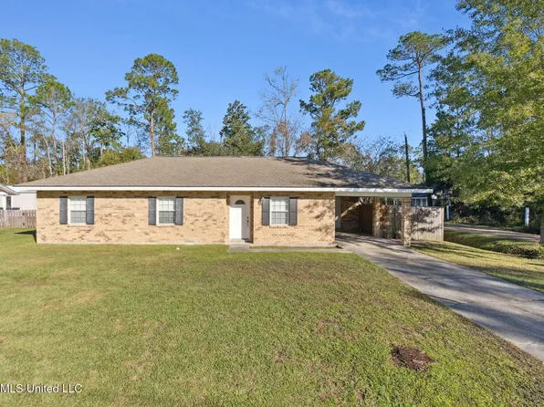 902 Rue De Lasalle St, Waveland, MS 39576