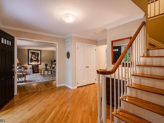 4th image of 6 Burlington Ln