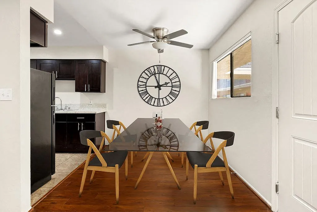 Topanga Terrace Apartments — Photo 3