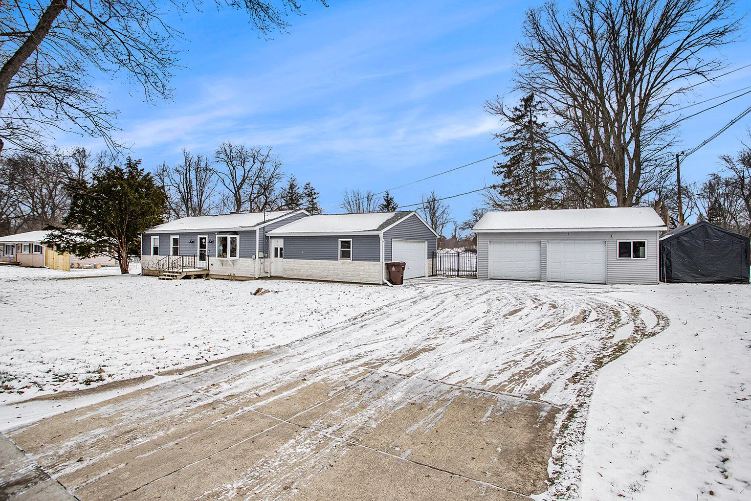 323 Circle Dr photo 1