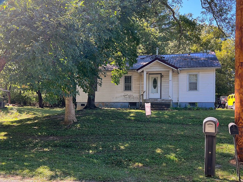 1st image of 107 S Wood Ln