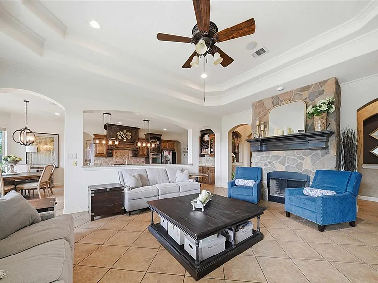 2404 Lancaster Ct — Photo 11