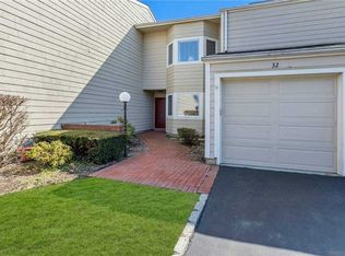 32 Oakmont Ln, Bay Shore, NY 11706
