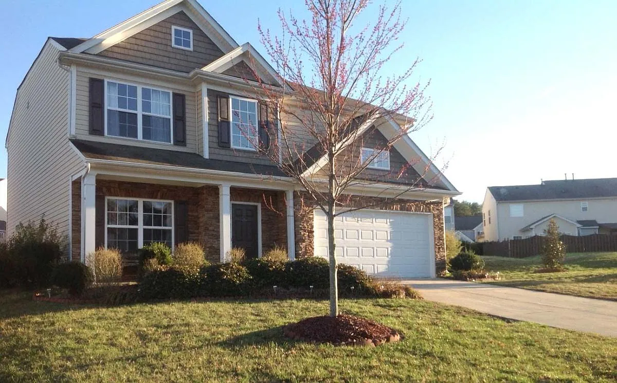 4 bed, 2.5 bath, 2276 sqft, $2,395 — Photo 1