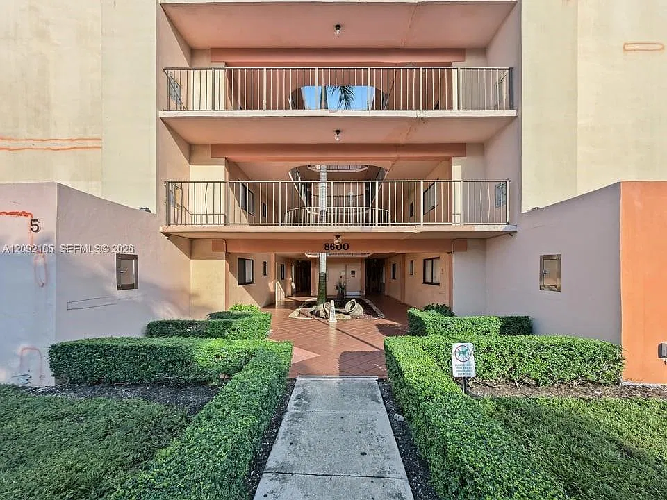 Horizons West Condo #5 — Photo 3