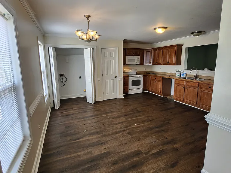 3920A Granada Dr — Photo 2