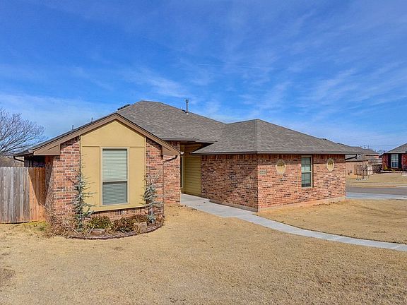 3rd image of 2221 Diana Dr