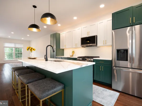 916 N Waterford Ln, Wilmington, DE 19808