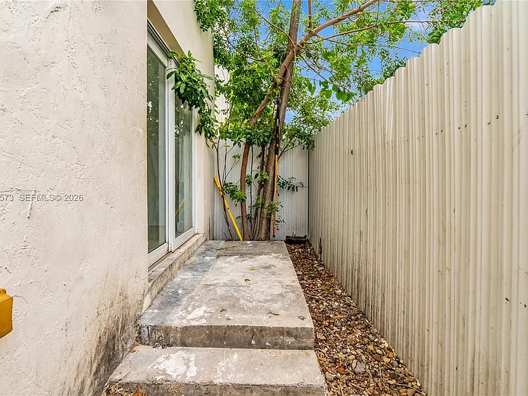 1011 SW 7th St #2 — Photo 38
