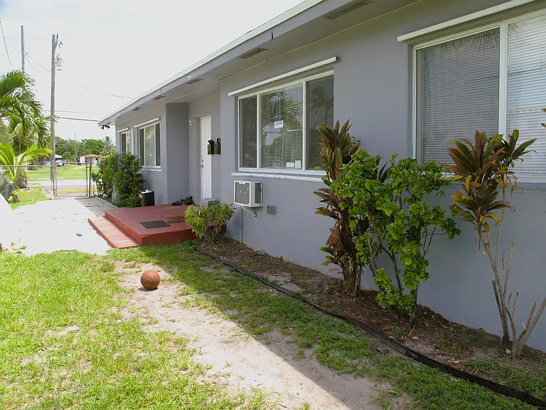 340 NW 6th St #2 — Photo 2