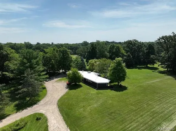 7386 Dean Rd, Fenton, MI 48430
