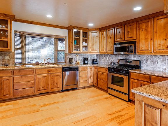 3rd image of 800 Greenbriar Dr
