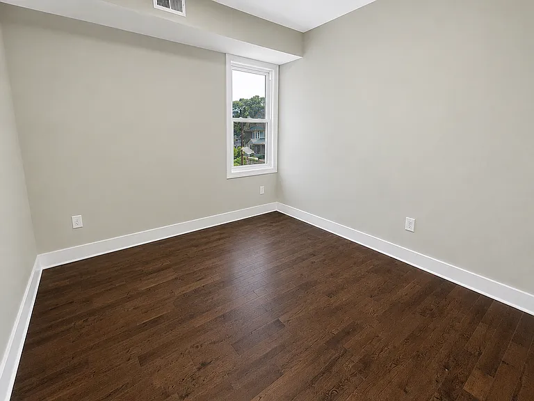 61 Leslie St #2 — Photo 10