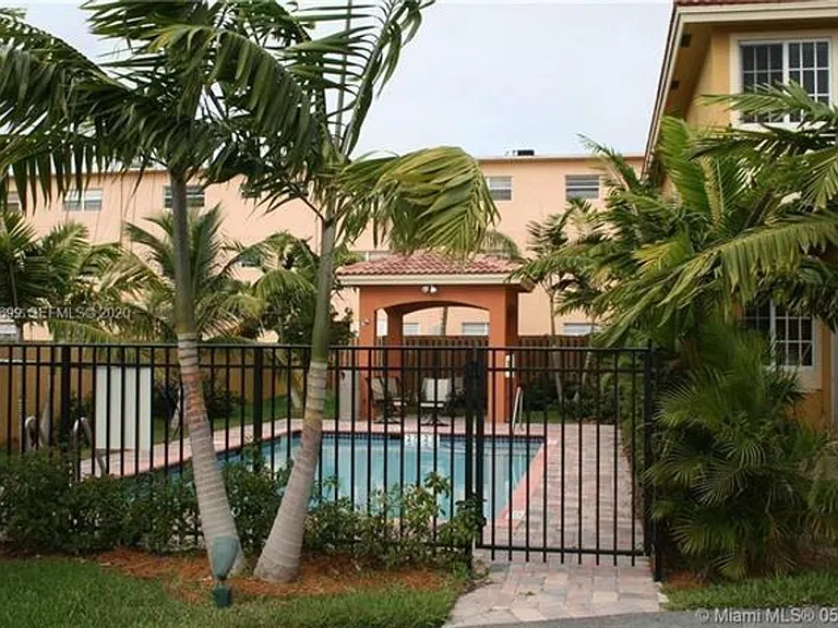 238 SE 2nd Ave #Townhouse 238 — Photo 5