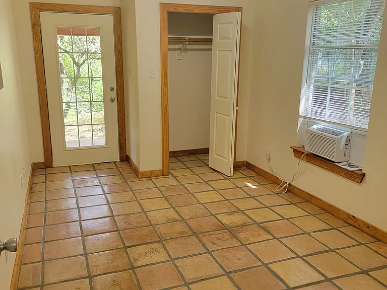 18422 Hilltop Dr — Photo 4
