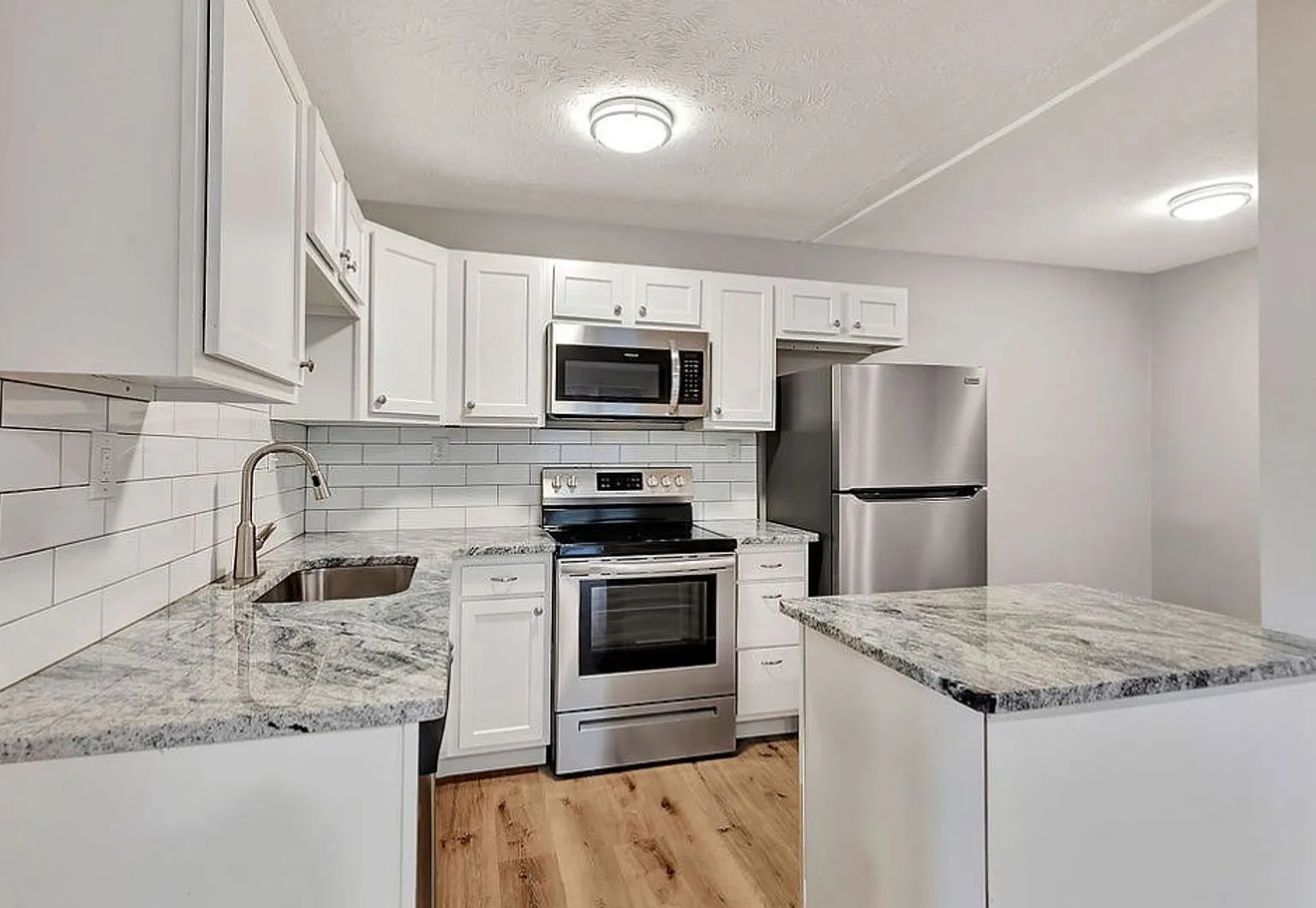 2 bed, 1.0 bath, 890 sqft, $1,150 — Photo 3