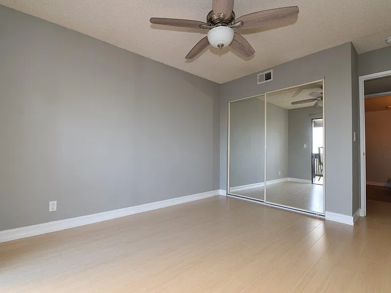 E Willow St — Photo 16