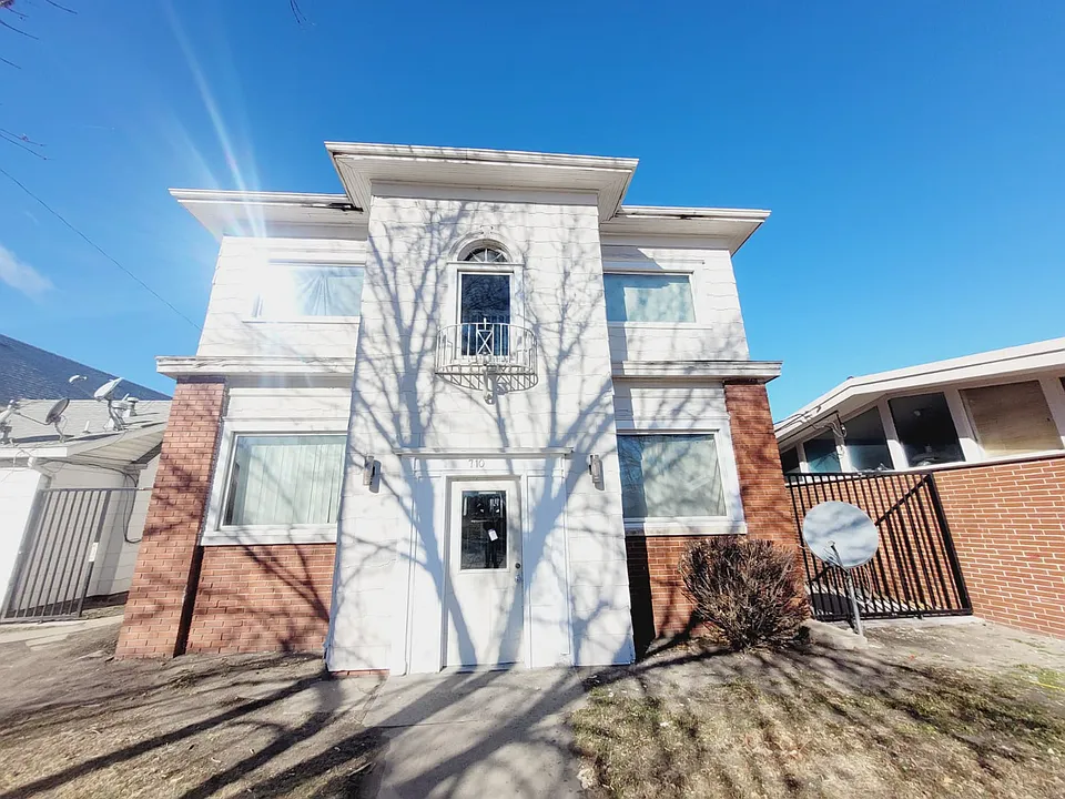 710 W 1st St #103