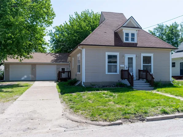 218 E 1st St, Pella, IA 50219