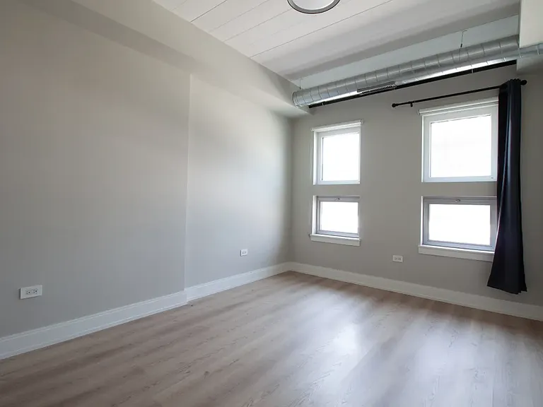 1043 W Belmont Ave #403 — Photo 6