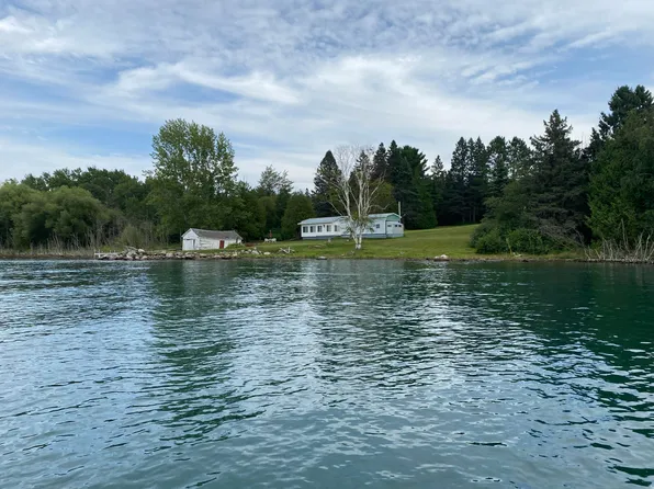 10189 E Northshore Dr, Sault Sainte Marie, MI 49783
