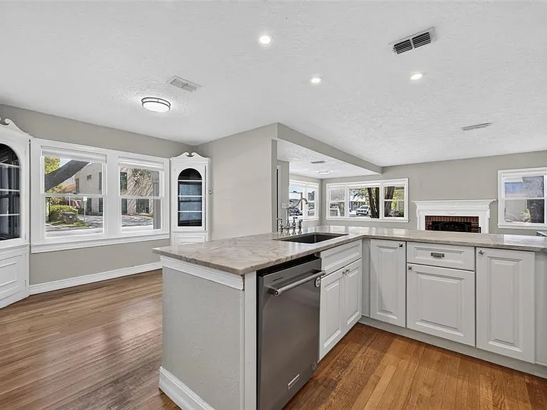 800 W Smith St — Photo 16