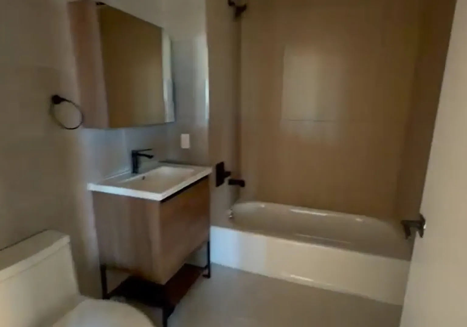 3 bed, 900 sqft, $3,373 — Photo 3