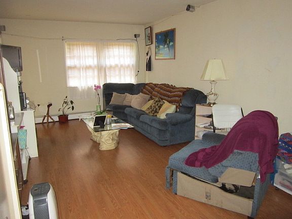4th image of 210 Elizabeth Ave