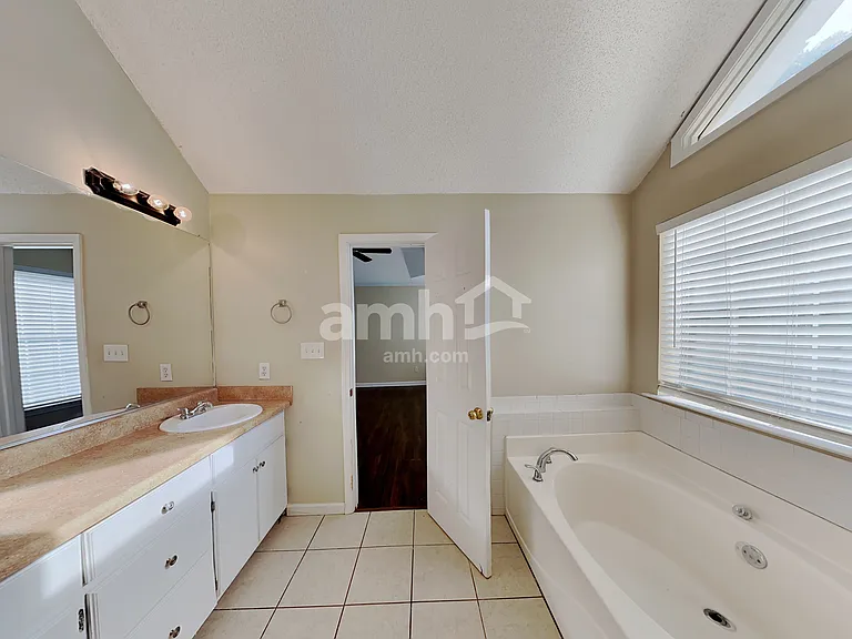 753 Country Lake Ct — Photo 11