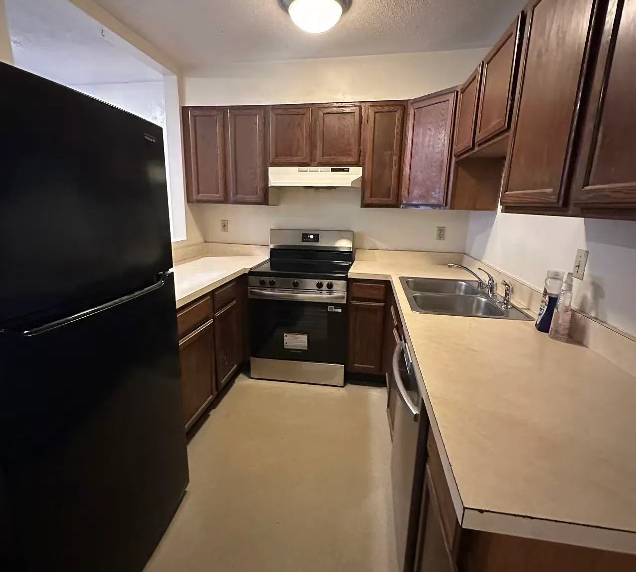 3 bed, 1.5 bath, 1056 sqft, $2,500 — Photo 3