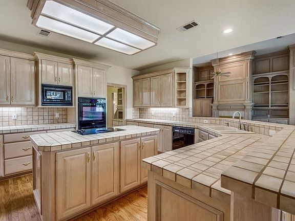 5th image of 63 Ruskin Dr W