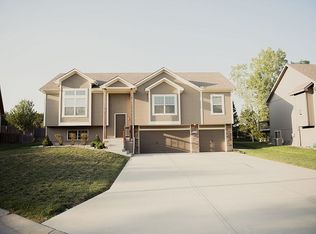 1708 NE Woodview Cir, Lees Summit, MO 64086
