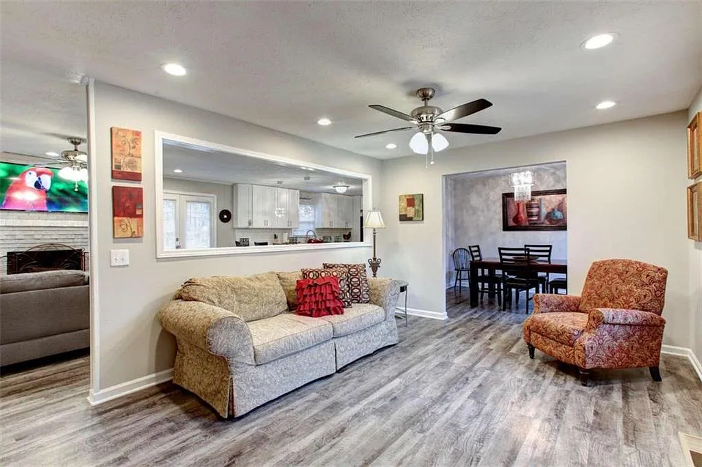 3 bed, 2.0 bath, 1800 sqft, $5,250 — Photo 2