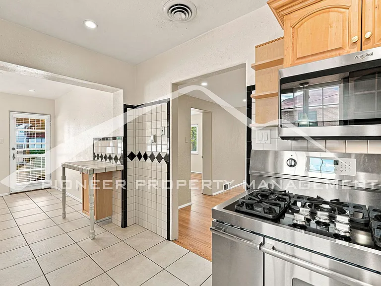 4215 W Byron Pl — Photo 8