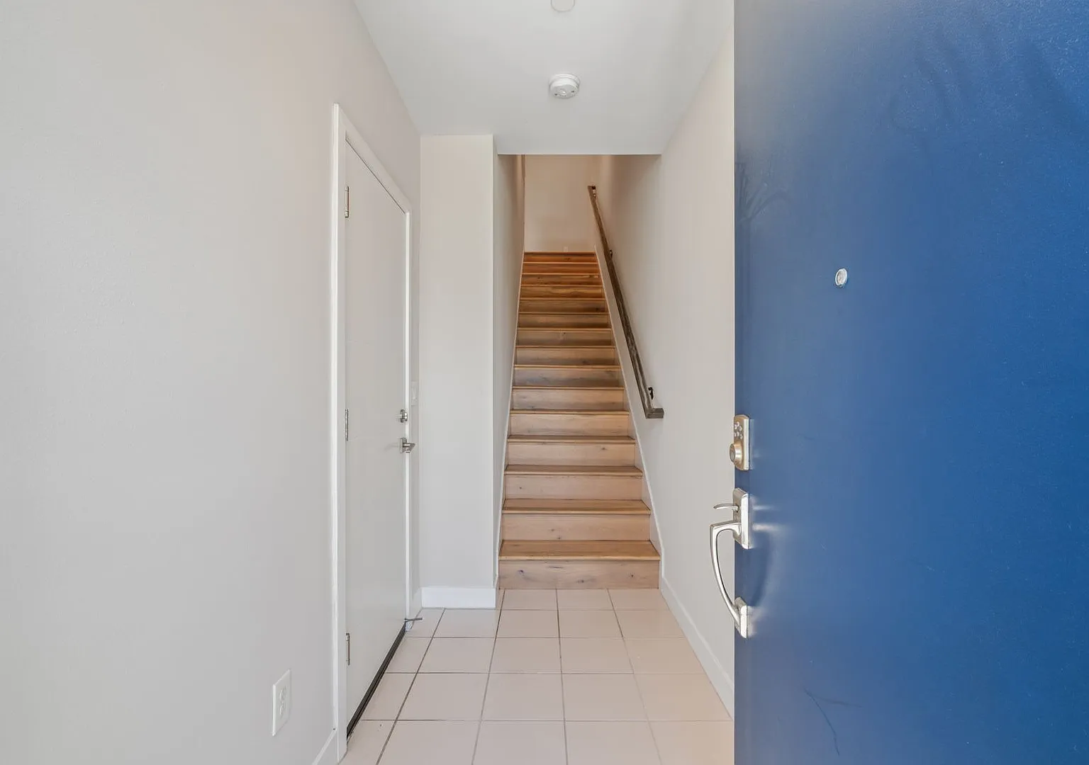 Built in 2017! Rarely available 3Bed/3Bath Townhome in SSF — Photo 2