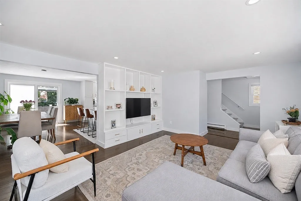4 bed, 2.5 bath, 2347 sqft, $5,000 — Photo 4