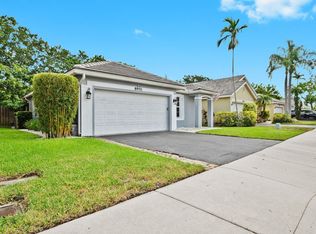 8951 Lake Park Cir N, Davie, FL 33328