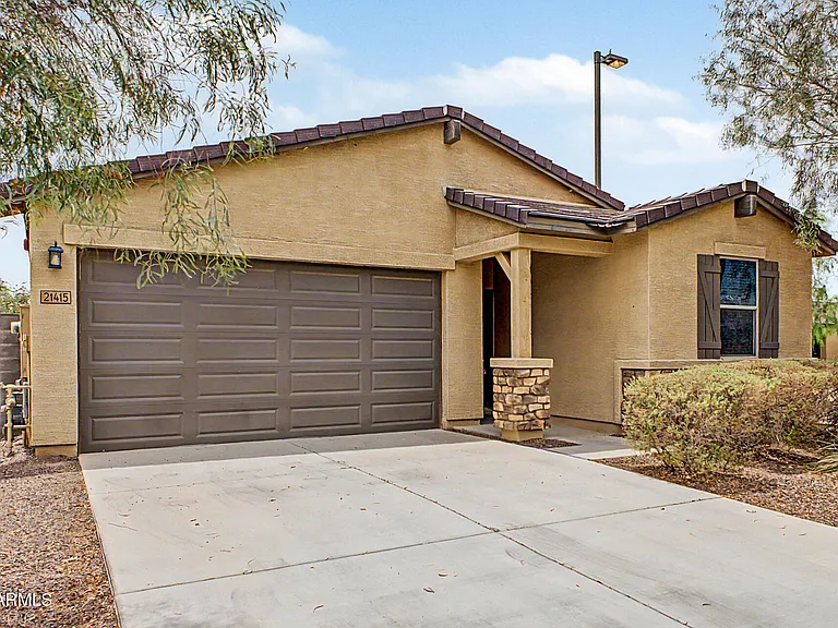 21415 W Holly St — Photo 4