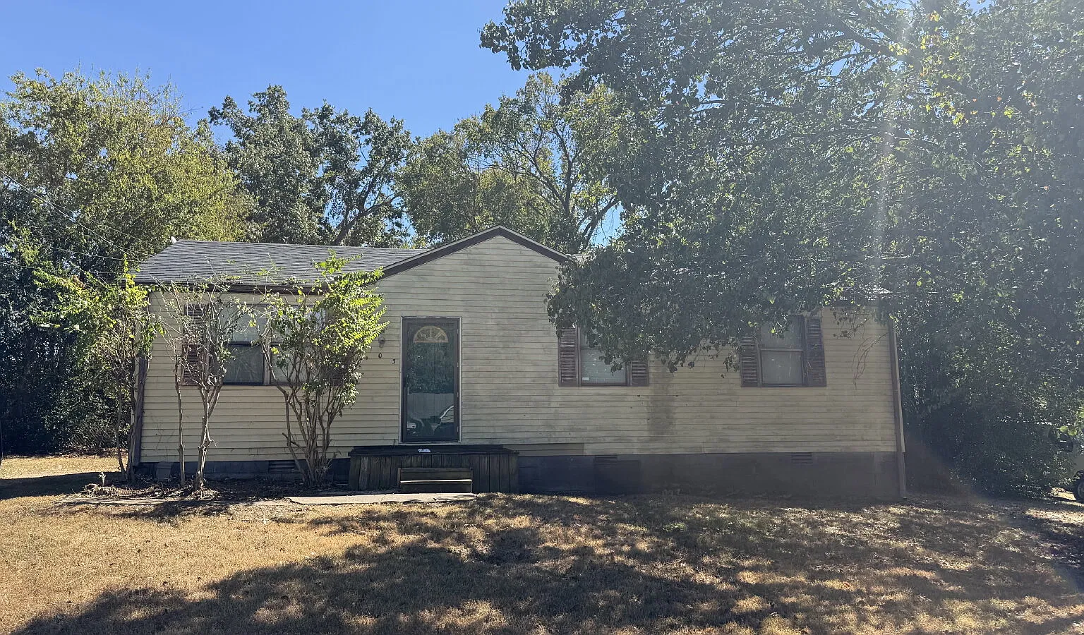 3 bed, 1.0 bath, 1049 sqft, $1,799 — Photo 1