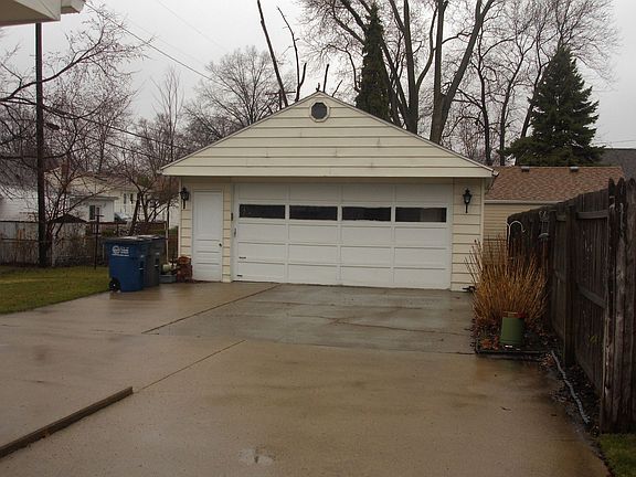 2 1/2 Car Garage